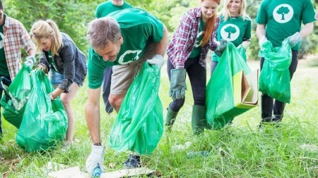 EARTH DAY CLEANUP COMMUNITY PHOTO